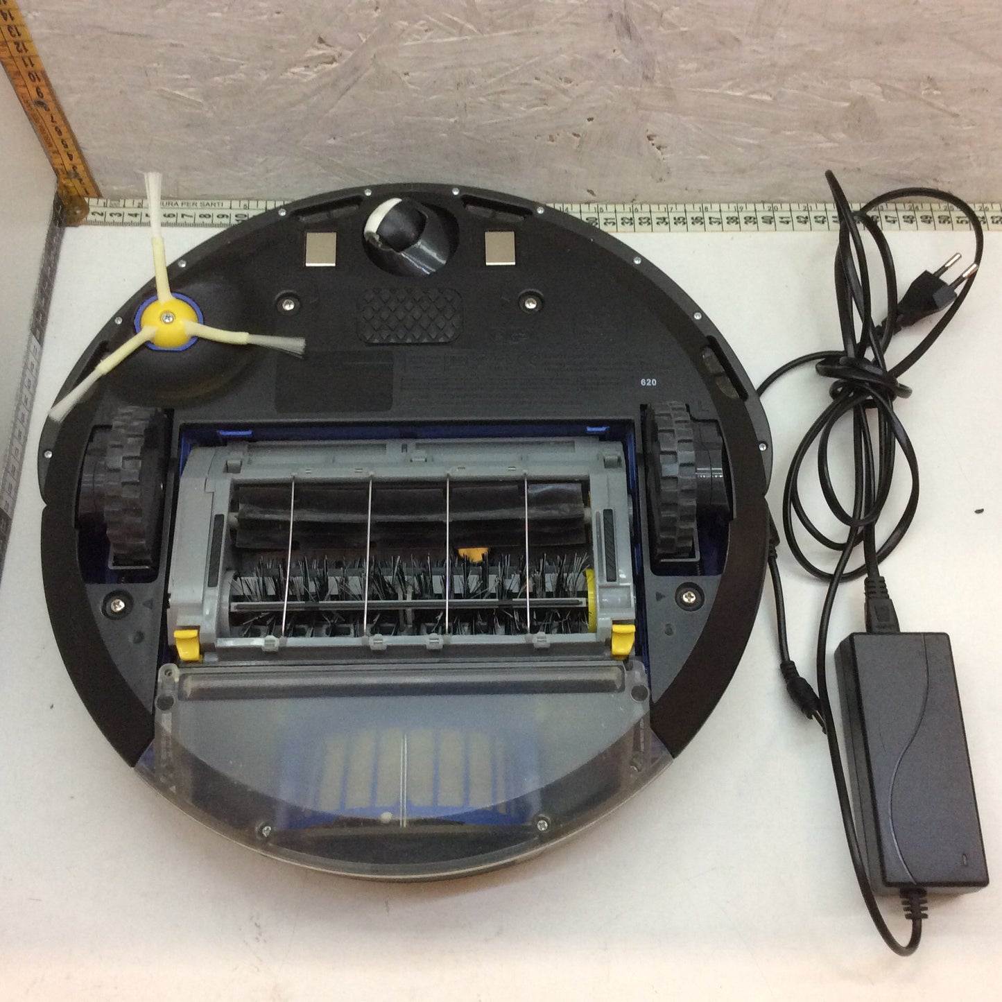 Roomba iRobot 620 vacuum cleaner