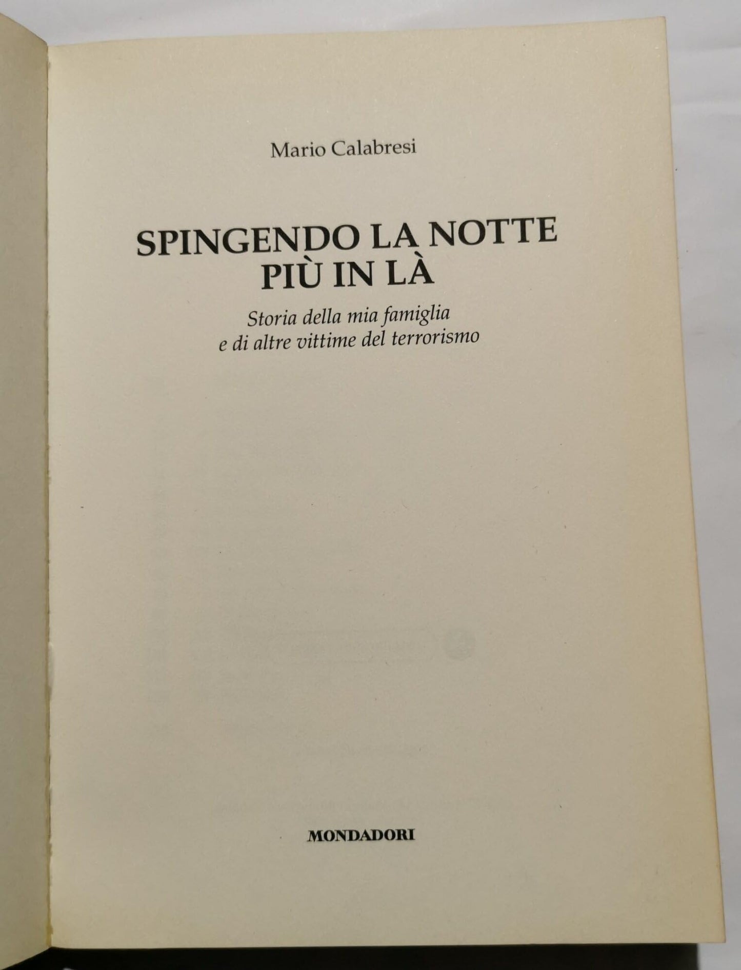 Spingendo la notte più in là. Storia della mia famiglia e di altre vittime del terrorismo
