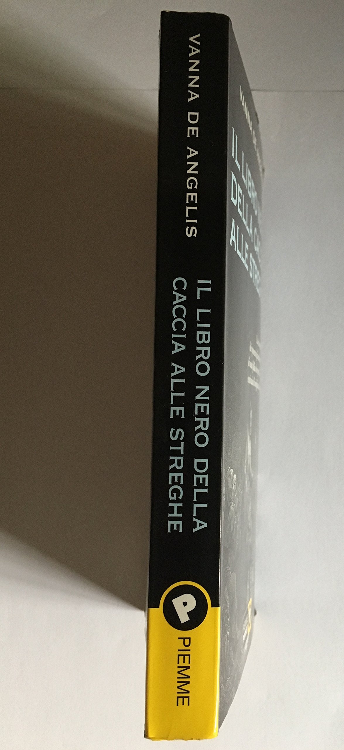 Libro - Il libro nero della caccia alle streghe. La ricostruzione dei grandi processi - De Angelis, Vanna