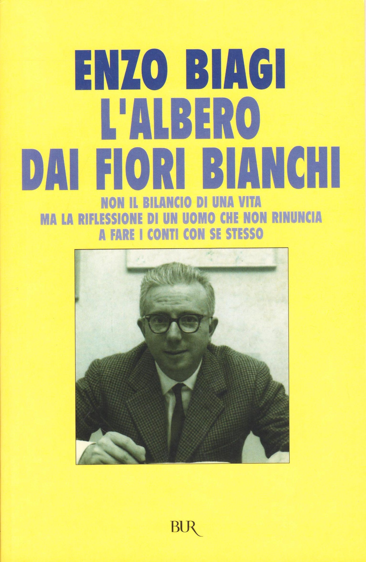 L'albero dai fiori bianchi