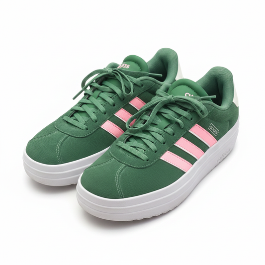 Adidas sfondo bianco con margini