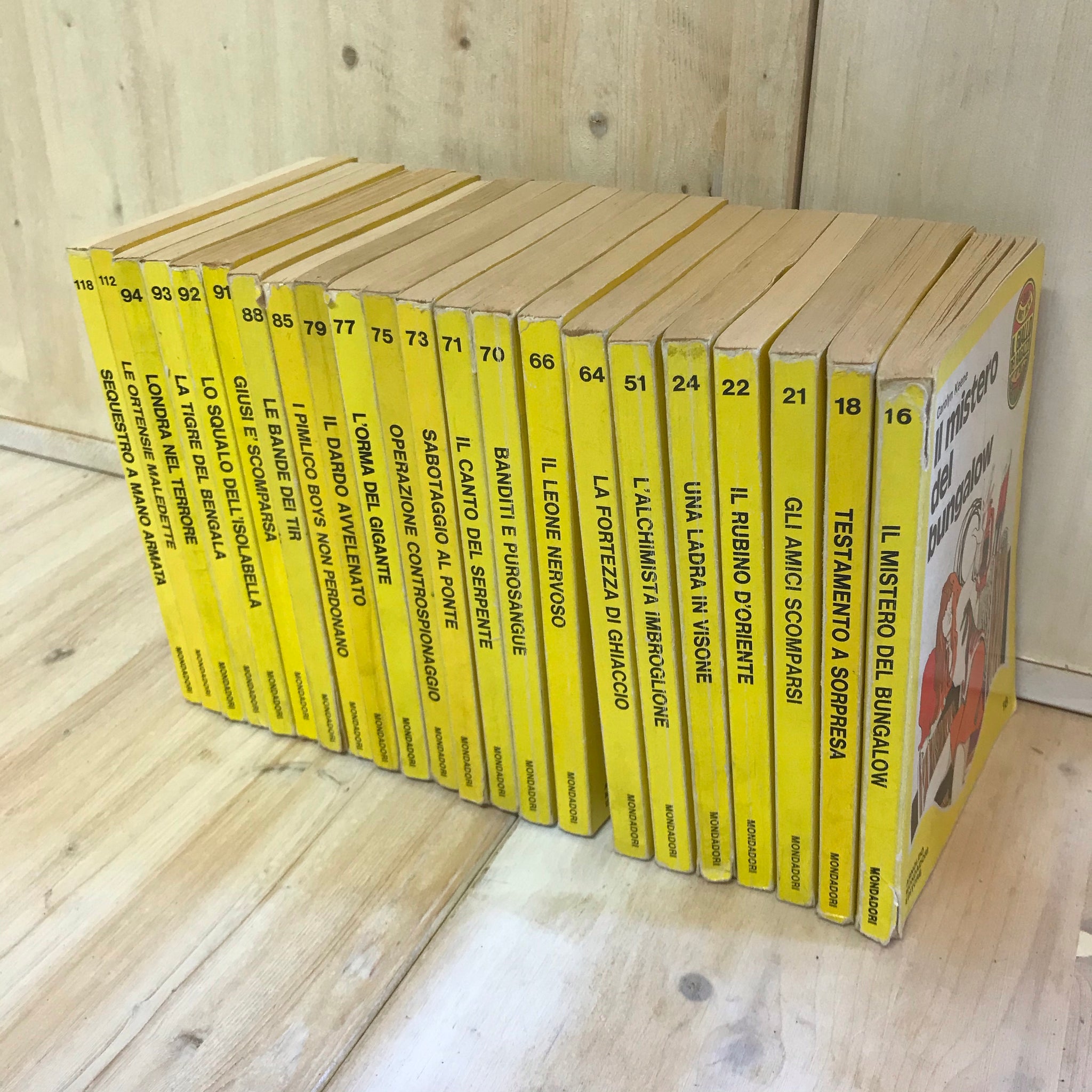 Lotto libri vintage IL GIALLO DEI RAGAZZI Mondadori - 23 volumi –  L'Introvabile Mercatino
